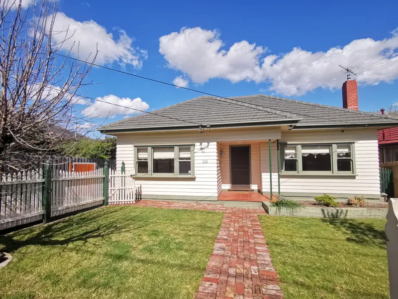 SPACIOUS FIVE-BEDROOM HOUSE CLOSE TO OAKELIGH CENTRAL - READY TO MOVE IN NOW!