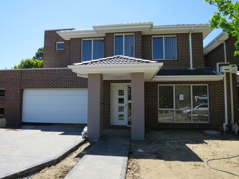 SPACIOUS 4 BEDROOM TOWNHOUSE CLOSE TO MONASH UNIVERSITY