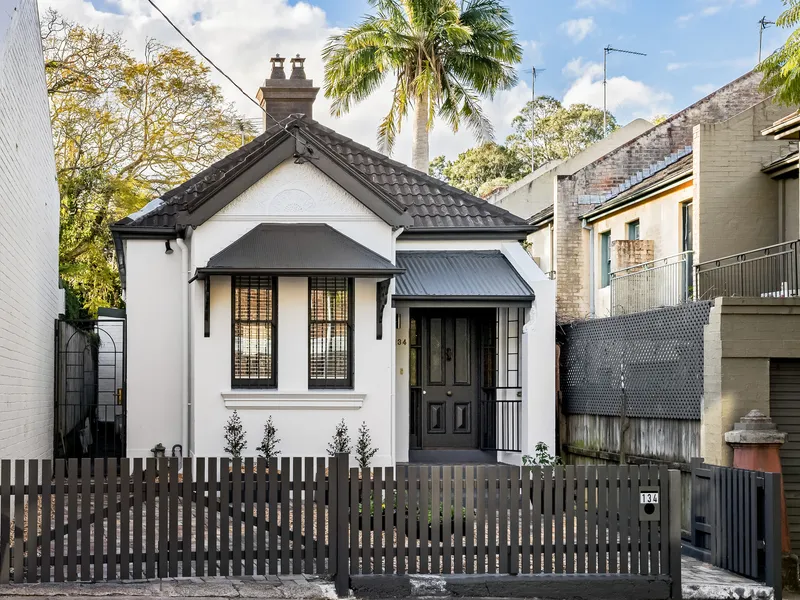 Freestanding charmer in convenient pocket