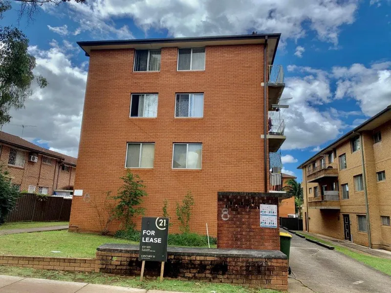 WALK TO SHOPS & STATION