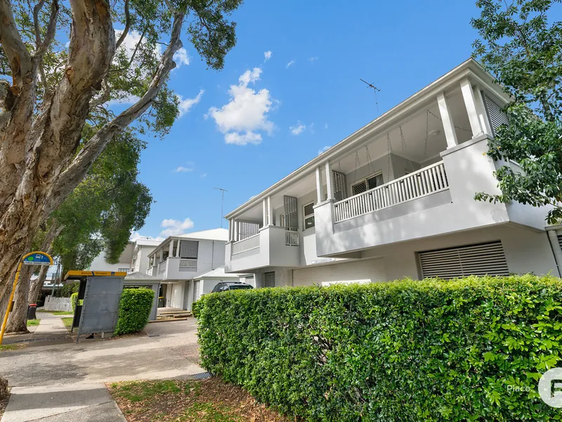 Light-filled top-floor apartment