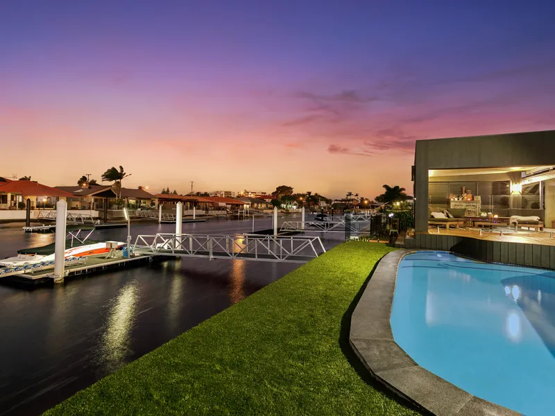 Eclectic Retreat just Meters from the Broadwater (Dual Living)