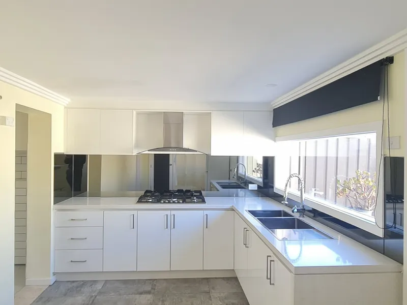 1 BEDROOM GRANNYFLAT WITH SECURE PARKING