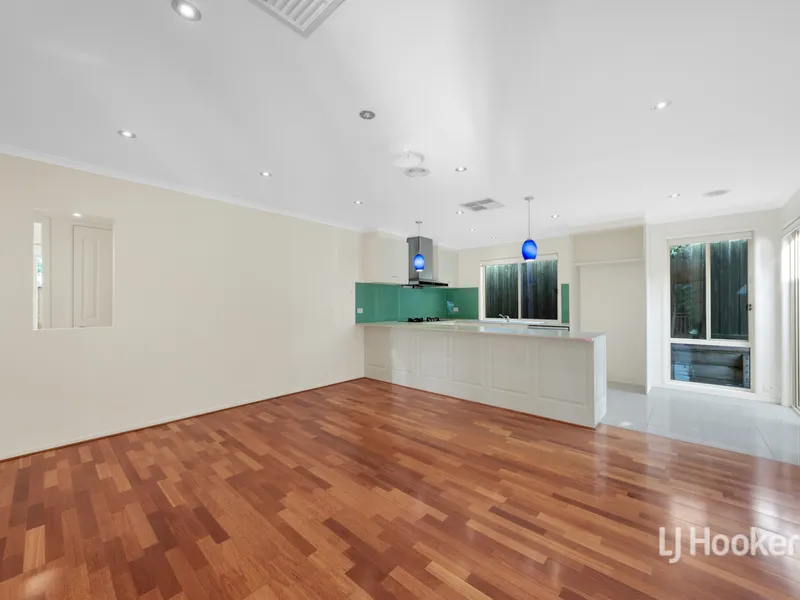 SPACIOUS FAMILY HOME IN THE AVENUE - Very Low Maintenance!