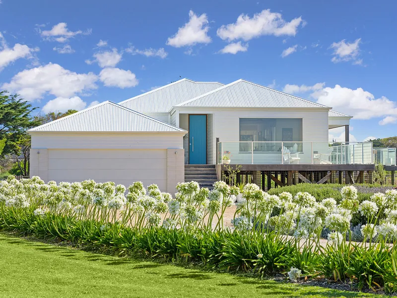 Striking design and easy beach access - 4.25 Acres