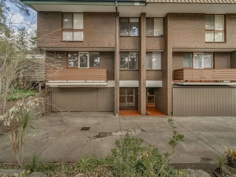 Perfect Location 3 Bedrooms Townhouse in Mount Waverley!!