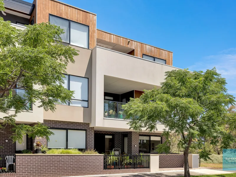 Resort Style Living By The Lake!