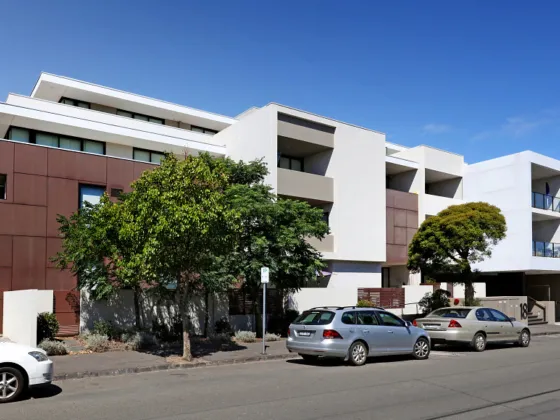 MODERN TWO-BEDROOM APARTMENT CLOSE TO NORTH BRIGHTON STATION - READY TO MOVE IN NOW!