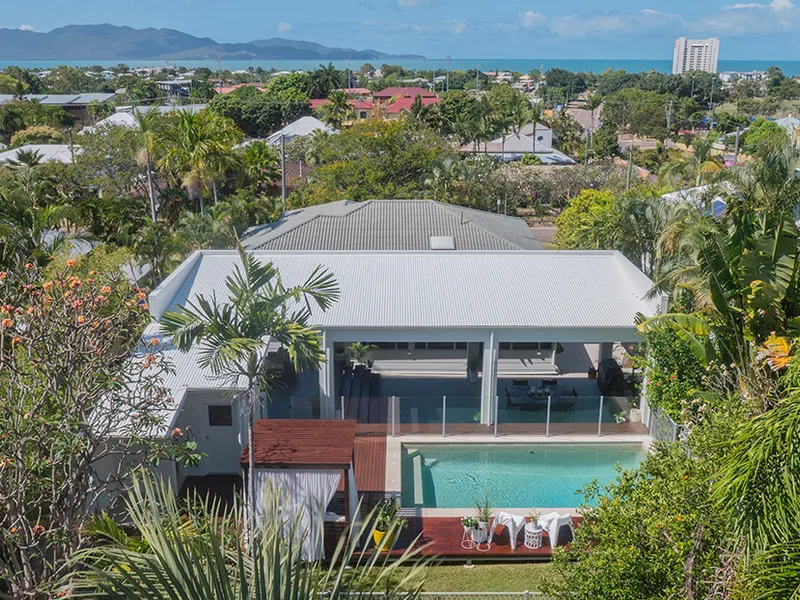 ENTERTAINING ALL YEAR ROUND IN YOUR OWN PRIVATE OASIS.