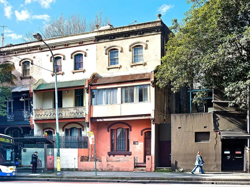 1 WEEK FREE RENT - Fully furnished and renovated rooms located in a character filled 3 level Victorian terrace