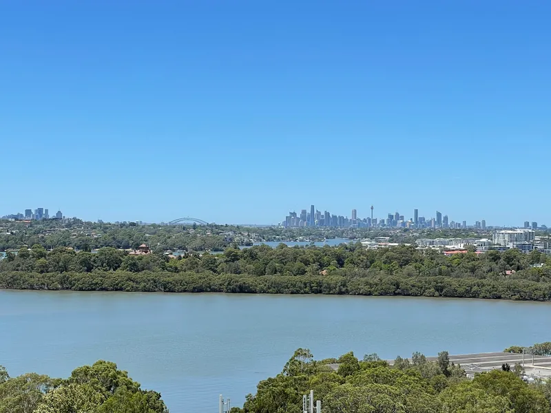 Luxury Three Bedroom Apartment With Amazing City and Water Views