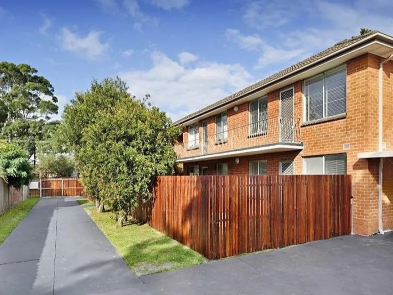 Spacious Ground Floor Apartment with HUGE private courtyard !