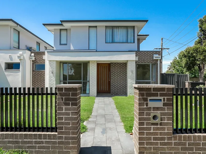 Immaculate Townhouse in Prime Location