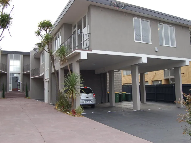 RENOVATED TWO BEDROOM APARTMENT IN BOUTIQUE BLOCK