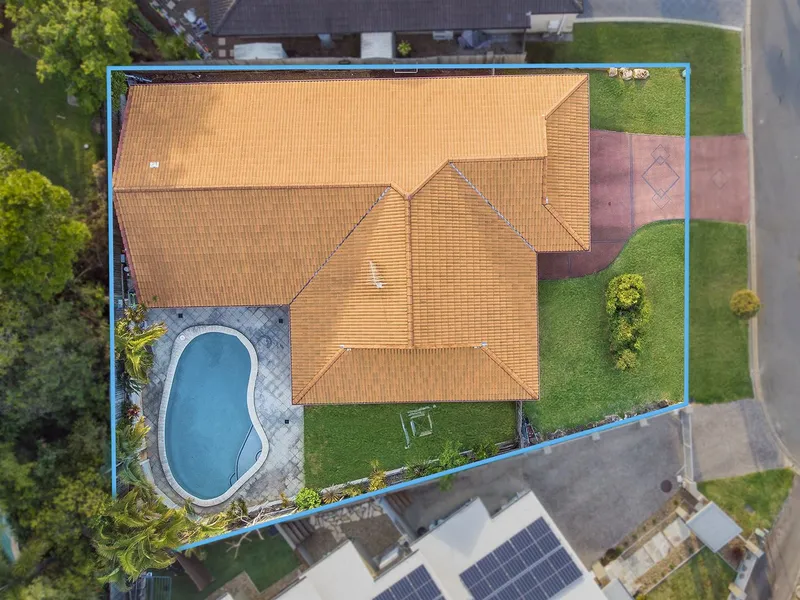 Large Family home nestled in quiet cul-de-sac locale.