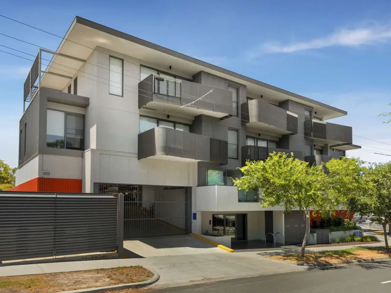 $370/w Captivating 'BALWYN HIGH APARTMENT' Right In Greythorn Village!