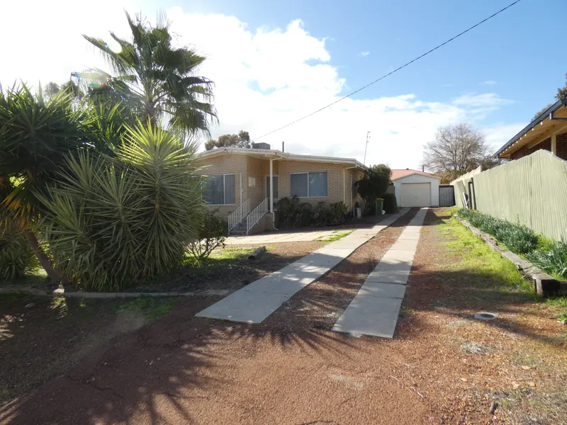 Cosy 3 bedroom x 1 bathroom house in town