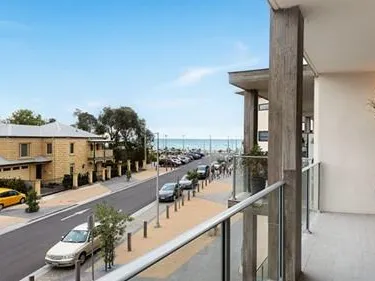 Absolute Beachfront – Great views to survive Lockdown