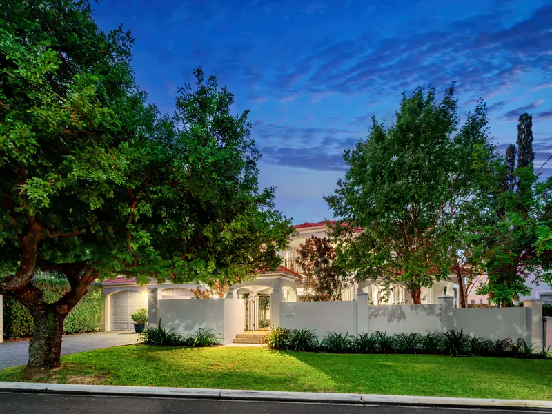 Tuscan-Inspired Estate in a Prestigious Ascot Enclave - 1,453m2