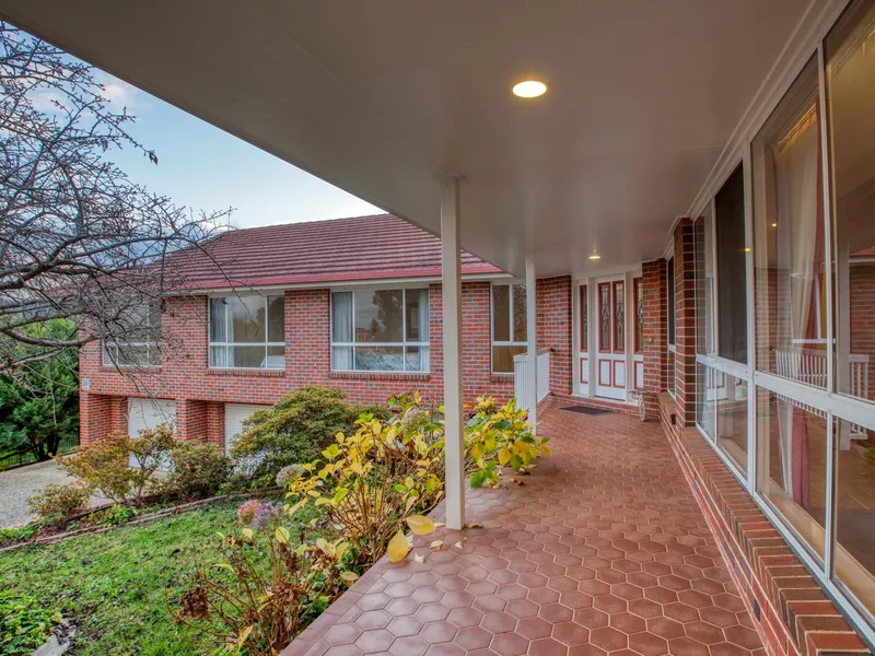 Garage 6 Cars, Boats and Bikes. Carport, another 3 Cars and Caravan.