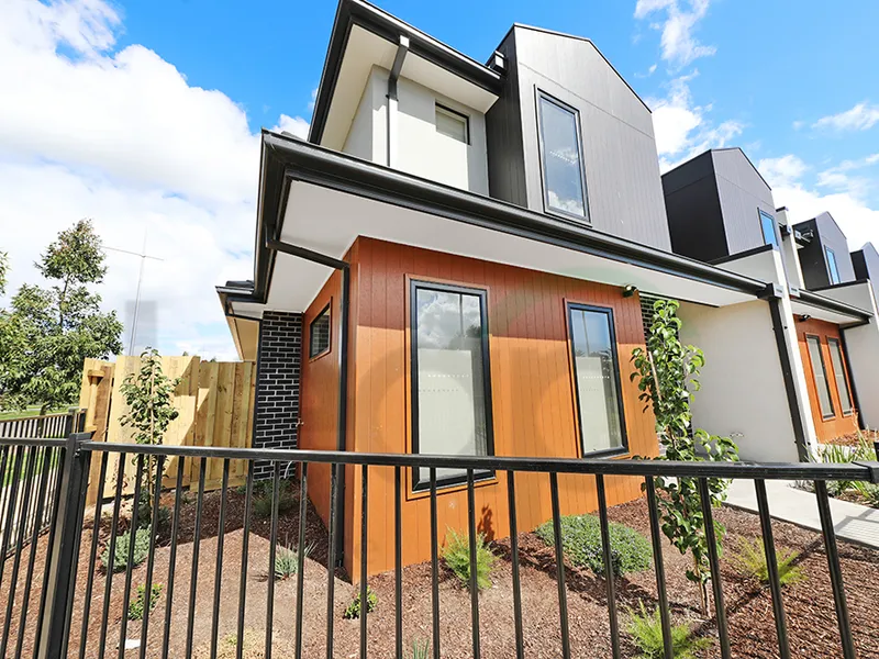 URBAN-INSPIRED TOWNHOUSE!