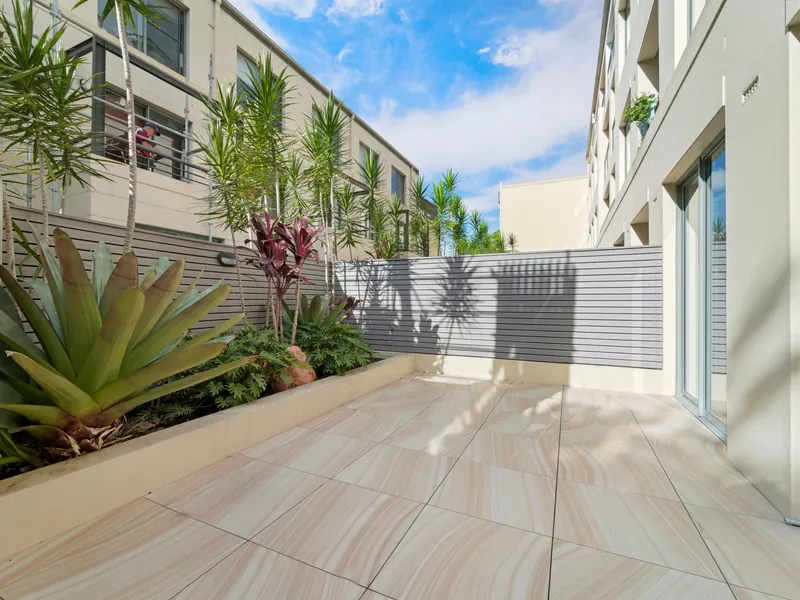 FRESHLY PAINTED & CARPETED COURTYARD APARTMENT IN FABULOUS LOCATION