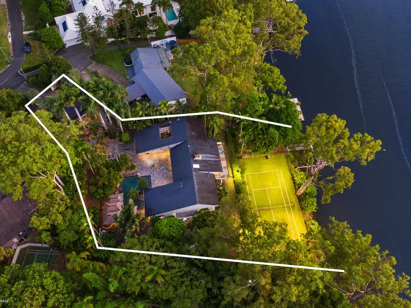 Renovate or rebuild on mega 3,342m2 Main River estate