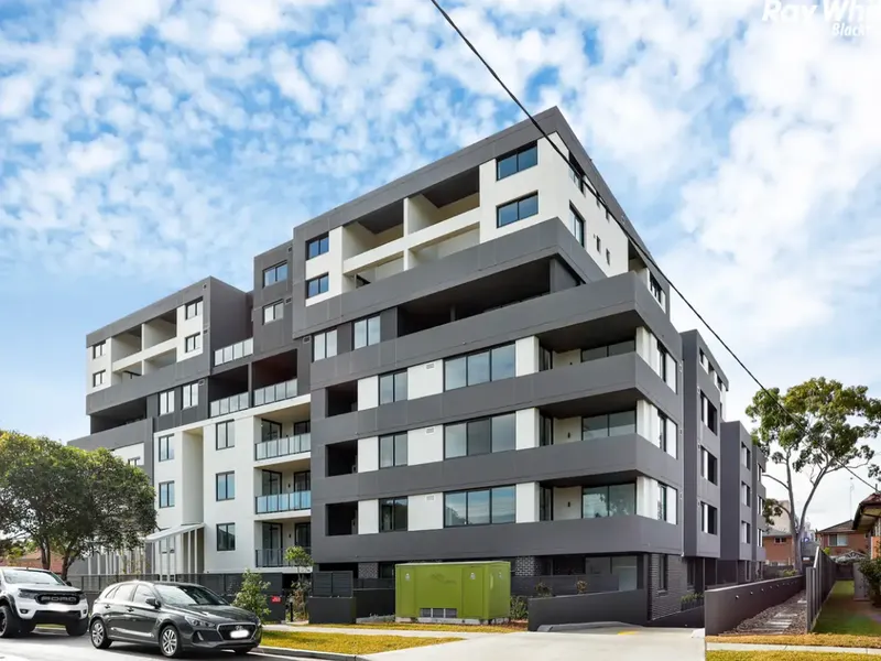 LUXURY BRAND NEW UNIT !