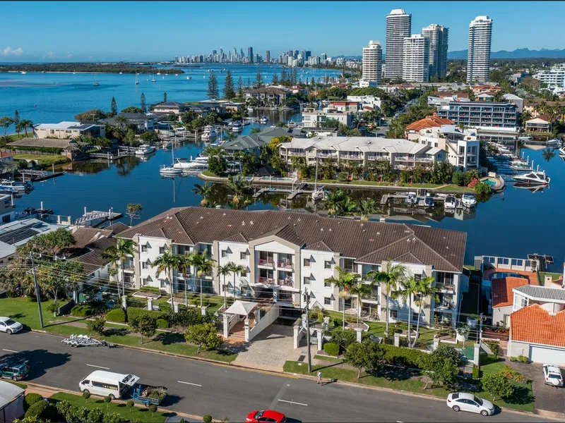 STUNNING WATER FRONT 2BED 2BATHROOM APARTMENT