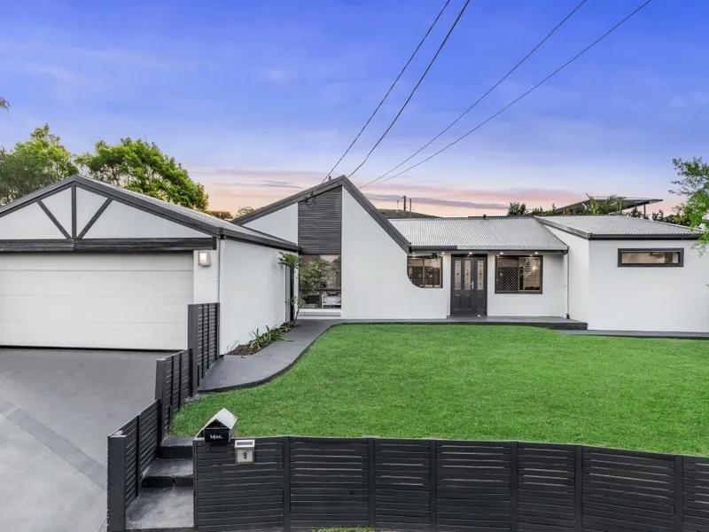 RENDERED BRICK FAMILY HOME IN A COMMANDING ELEVATED POSITION ON 663M2 ALLOTMENT