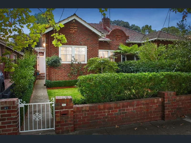 ART DECO DELIGHT WITH EXTENDED ELEGANCE!