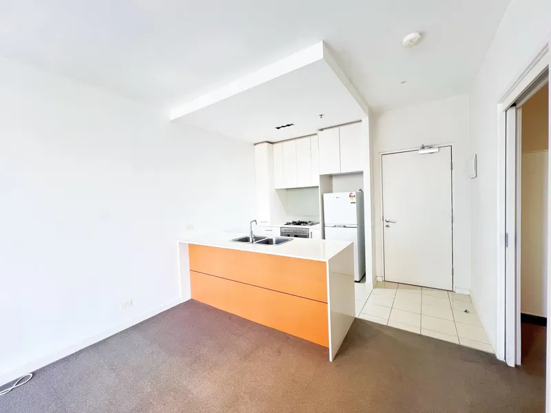 Fully Furnished 2-Bedroom Apartment for Rent in CBD – Steps from RMIT & University of Melbourne!