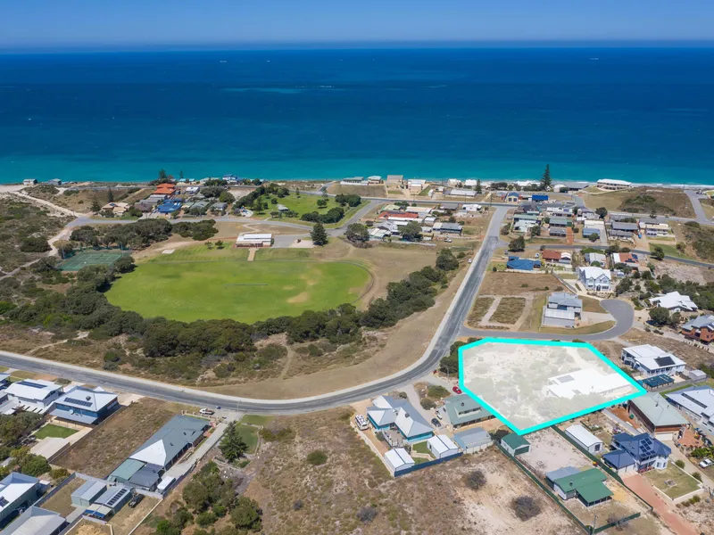 CLASSIC COASTAL HOME - STUNNING OCEAN VIEWS AND DEVELOPMENT POTENTIAL,  ZONED R35, 3158 SQM CORNER LOT