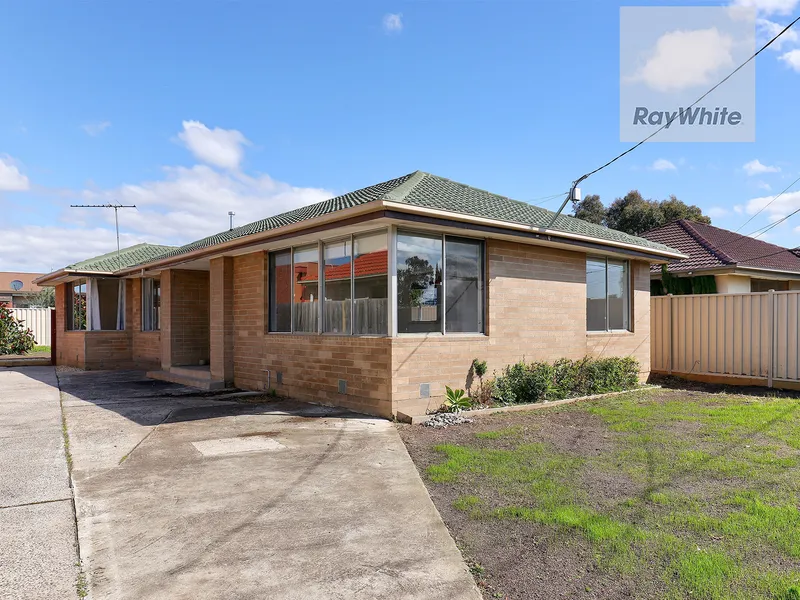 Renovated With Direct Access To Gladstone Park Shops!