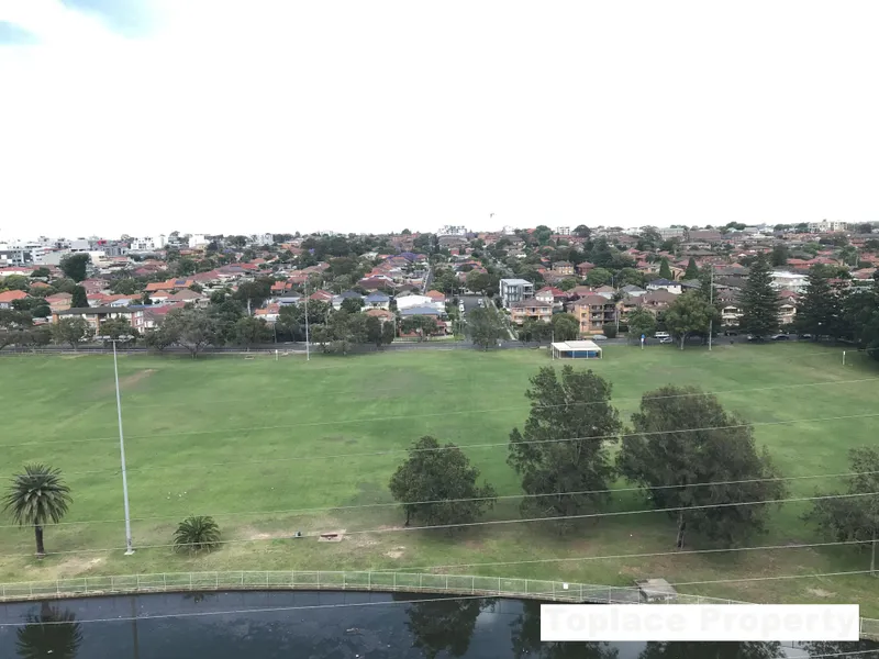 Level 9 apt with large balcony & private views just 2min stroll to train station