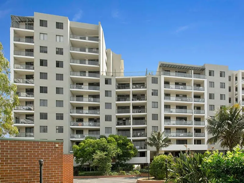 Meriton Gateway: 2 bed with lock up garage and partly furnished