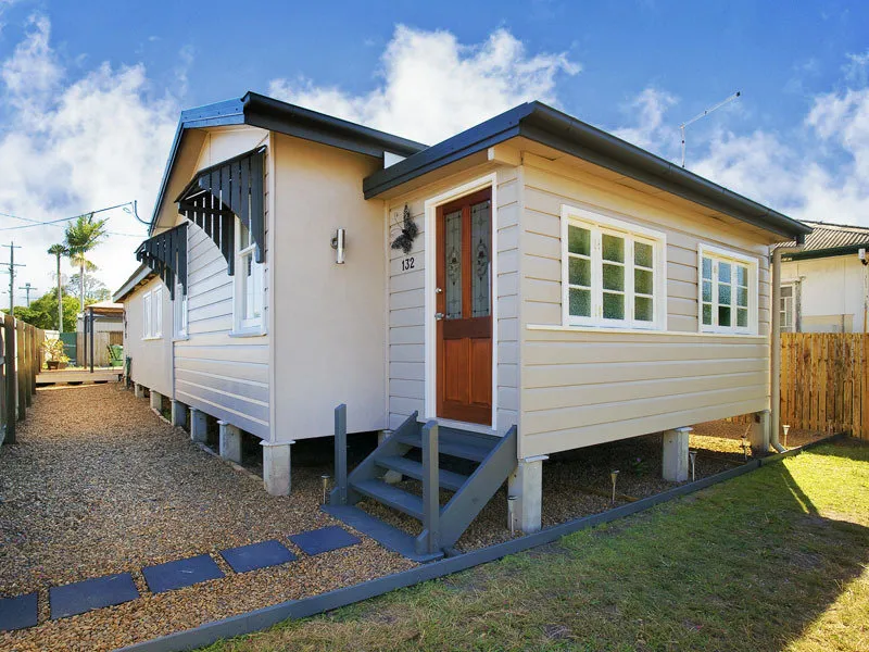 CHARMING 4 BEDROOM HOME - SHORT WALK TO WATERFRONT, CAFES & RESTAURANTS