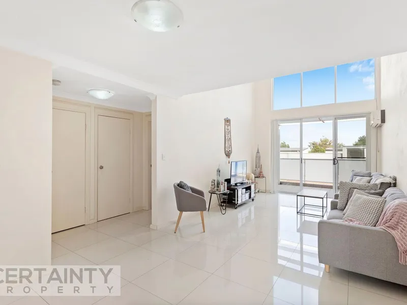 MODERN 2 BEDROOM APARTMENT IN A SECURITY COMPLEX, AVAILABLE NOW!!