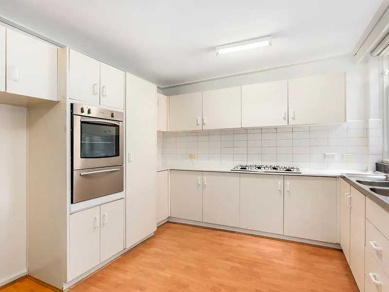 A SUPERB SENSE OF STYLE, SPACE AND SUNSHINE  | HODGES CAULFIELD