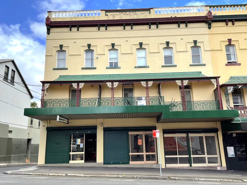 WALK TO CENTRAL & REDFERN STATION