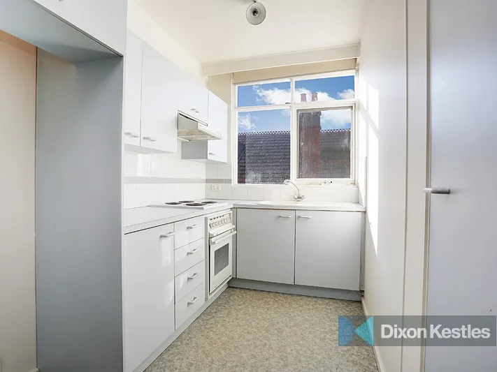 One Bedroom Apartment Within Close Proximity To Malvern Central, and cafes.