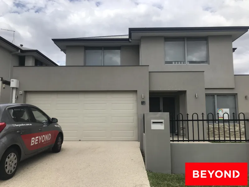 LUXURIOUS & SPACIOUS TWO STOREY HOME WITH BALCONY VIEWS OF THE PARK!