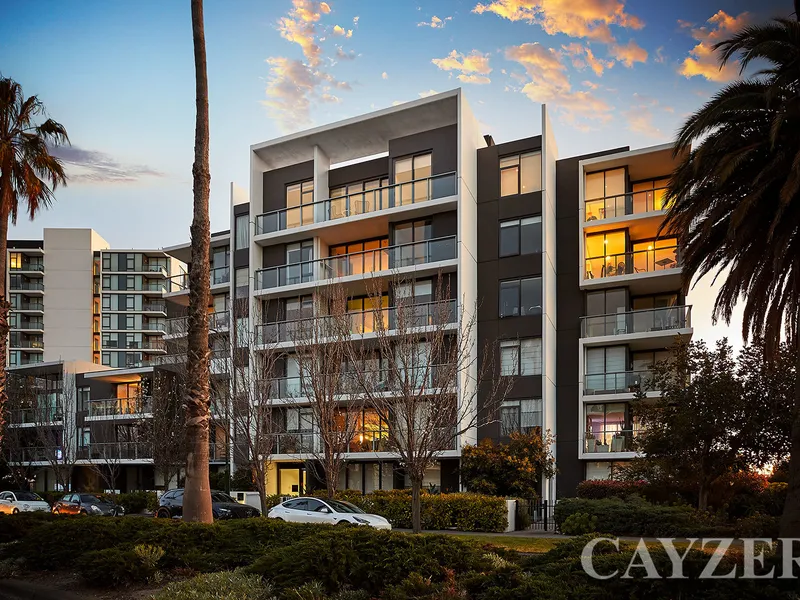 LOW RISE TOP FLOOR APARTMENT WITH PANORAMIC CITY SKYLINE VIEWS