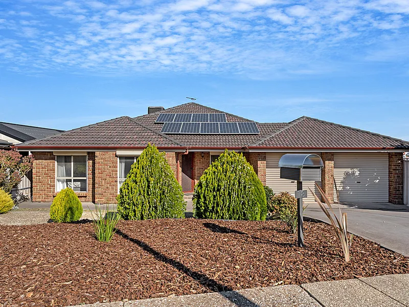 Perfect family home with side access for a boat or caravan!