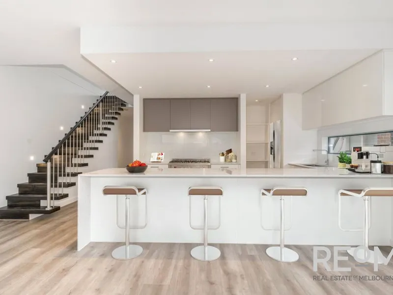 Luxury townhouse in McKinnon School Zone