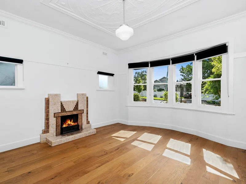 Renovated Art Deco Charm - Walk to Garden Street