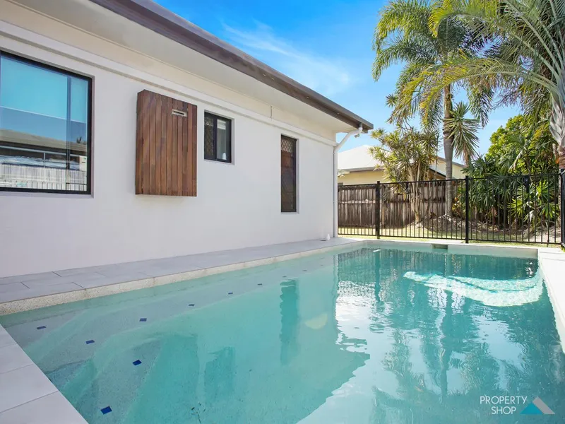 TROPICAL ENTERTAINER! FAMILY HOME IN GREAT LOCATION!