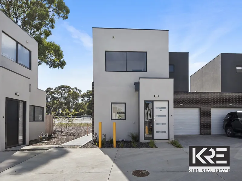 Luxe Living - Chic 3 Bedroom Townhouse in South Morang's Finest Locale
