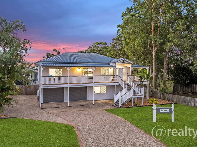 GORGEOUS RENOVATED RESIDENCE WITH DUAL LIVING OPTION BACKING ONTO PARKLANDS! SIDE ACCESS + SOLAR!
