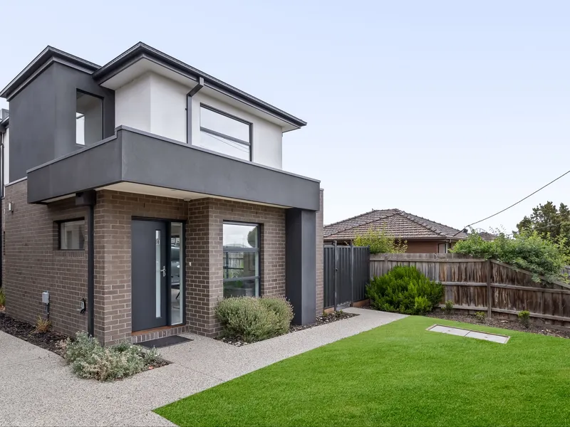 Effortless Modern Living Flooded in Natural Light